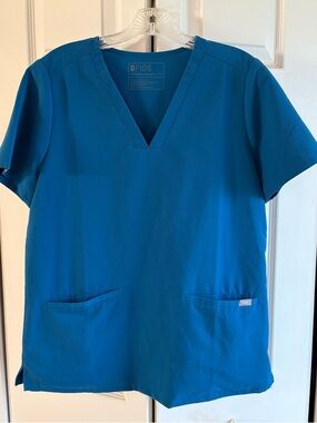 FIGS Women’s Casma Three Pocket Scrub Top